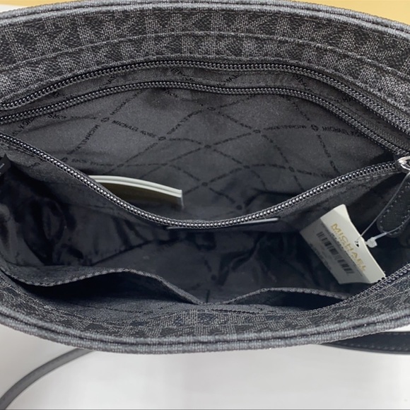 MICHAEL KORS LARGE MESSENGER BLACK SIGNATURE - Picture 13 of 16